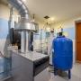 В котельной смонтированы газовый котёл Baxi мощностью 62 кВт и система водоподготовки Clack
