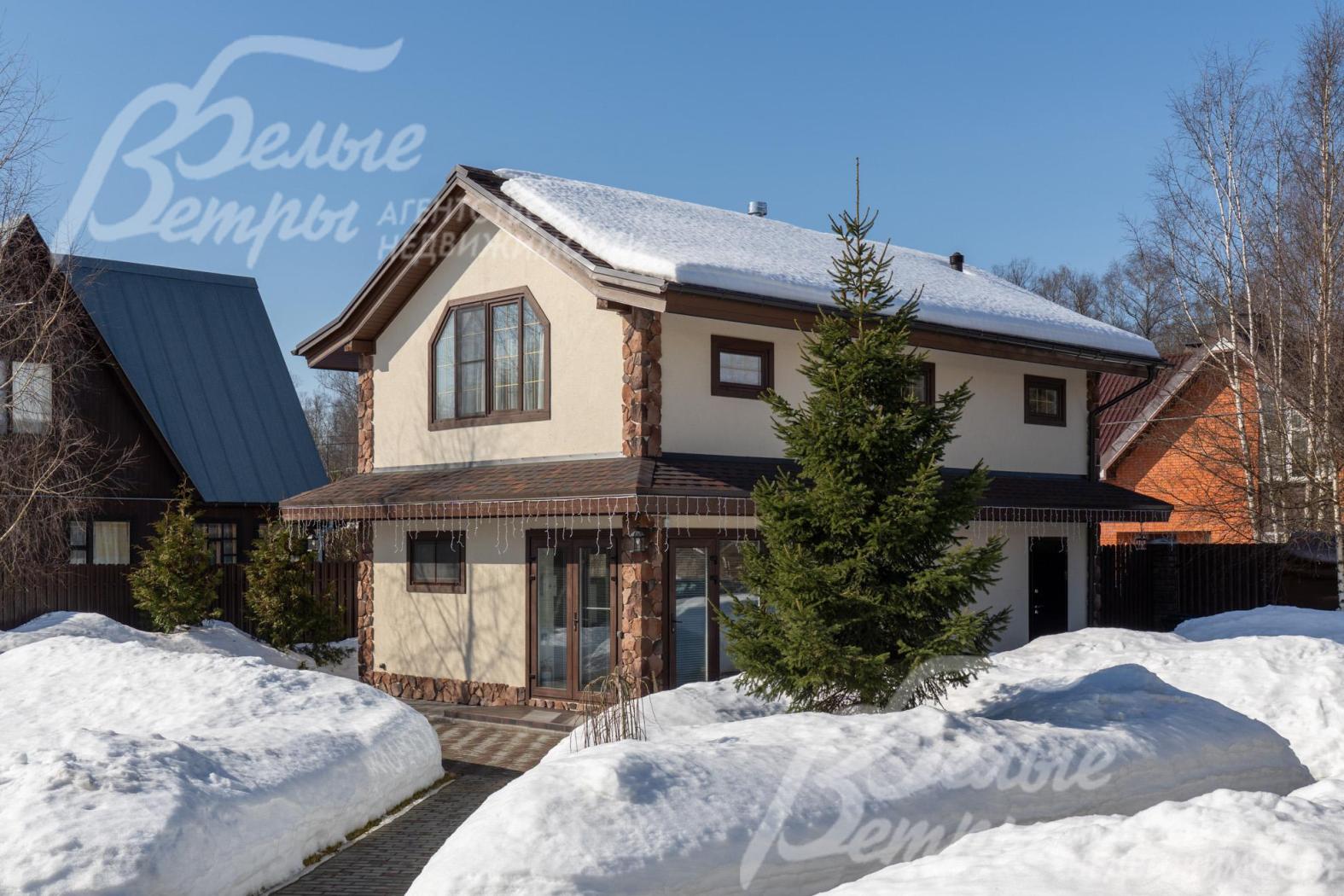 По участку проложены дорожки из брусчатки, установлен декоративный фонтан и выполнен дренаж