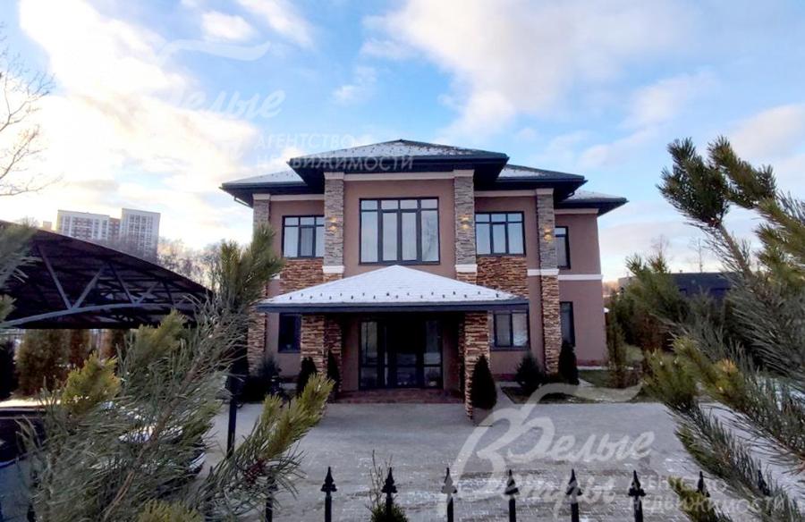 Участок огорожен кованым забором высотой 2 м. В коттеджном посёлке - все центральные коммуникации, строгая охрана, солидное окружение