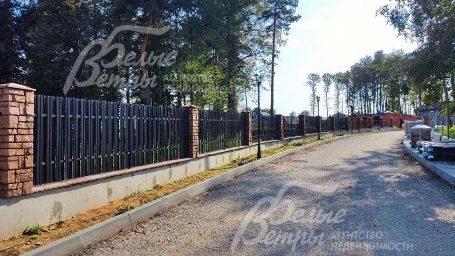 Широкие асфальтовые дороги с троттуарами в поселке Бородино Вилладж.