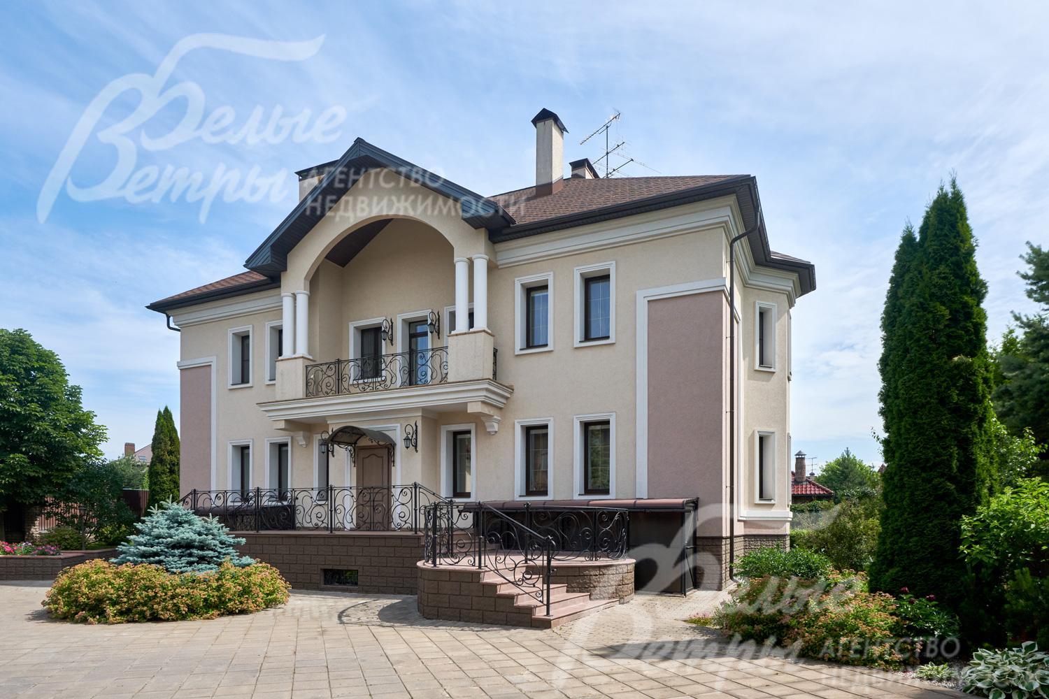 Главный вход в дом через большое парадное крыльцо с кованым ограждением