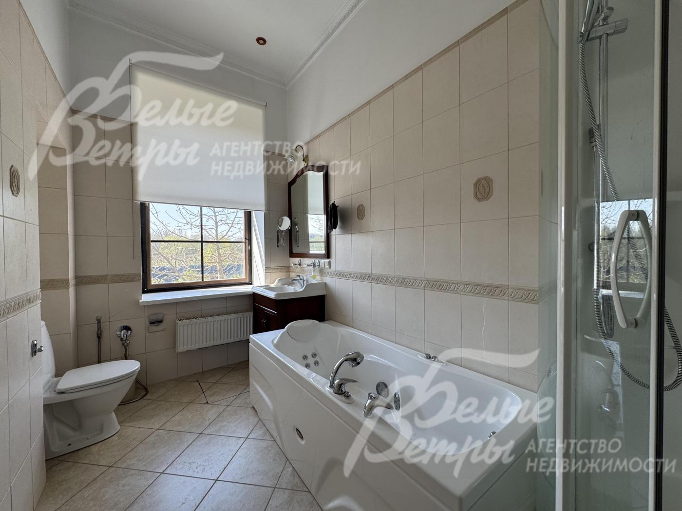 Санузел с ванной, душевой и окном