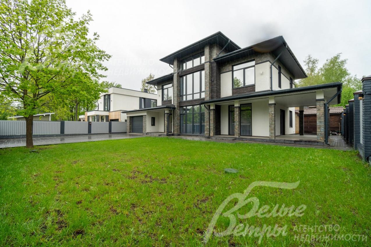 Внешние стены дома отделаны штукатурка "короед" и керамической плиткой