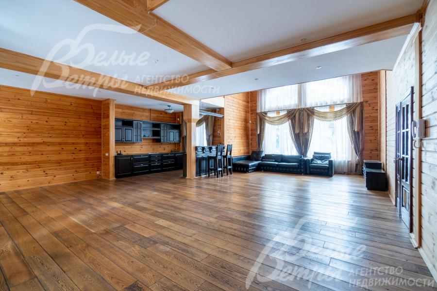 Гостиная с кухней-столовой в гостевом доме