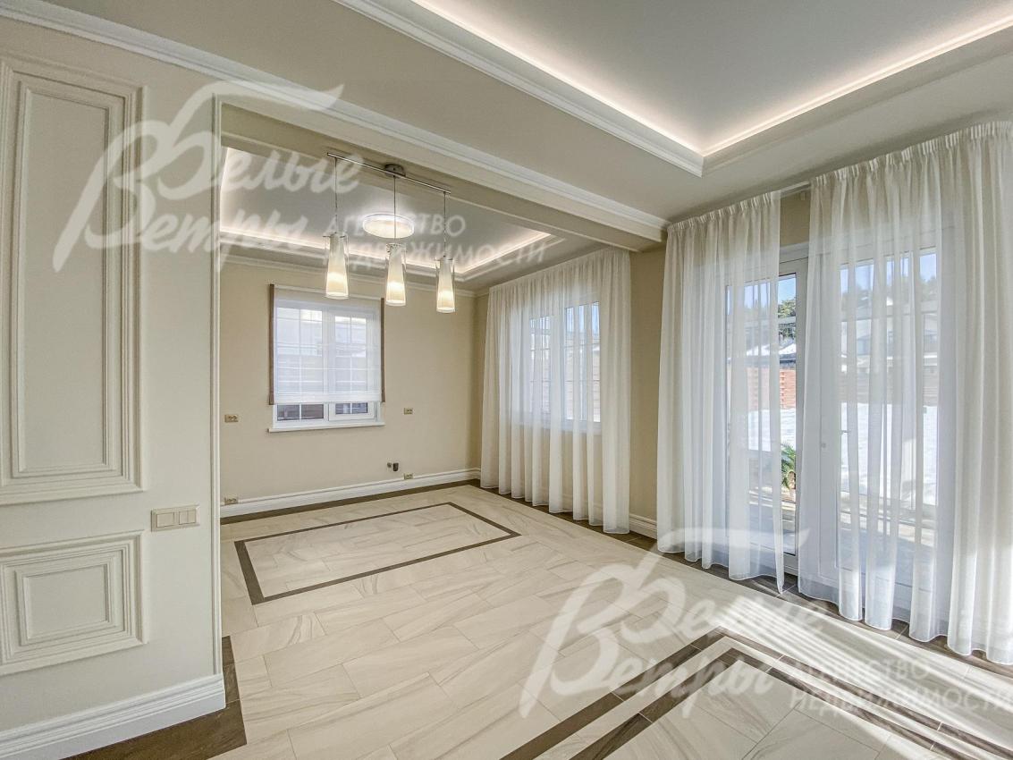 Натяжные потолки со встроенным освещением и люстрами