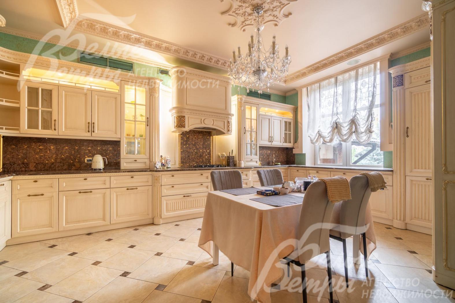 В зоне кухни-столовой установлена обеденная группа, есть вся необходимая техника, в том числе 2 холодильника