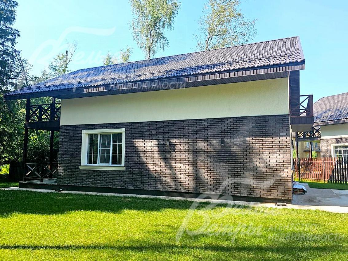 На участке есть парковка для автомобиля, участок огорожен деревянным забором на металлических столбах (со стороны леса - забором из профнастила)