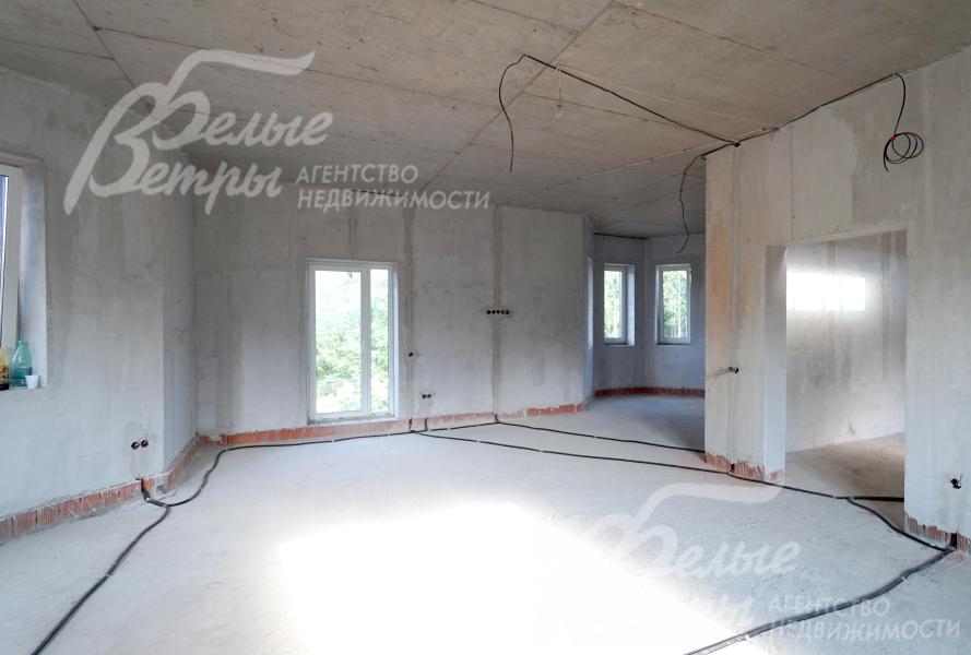 Зона гостиной-столовой, слева - кухня. В доме установлены стеклопакеты ПВХ, двухкамерные