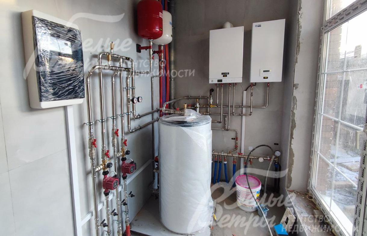 Установлены газовый котёл и резервный электрический, бойлер косвенного нагрева на 200 л и система водоподготовки