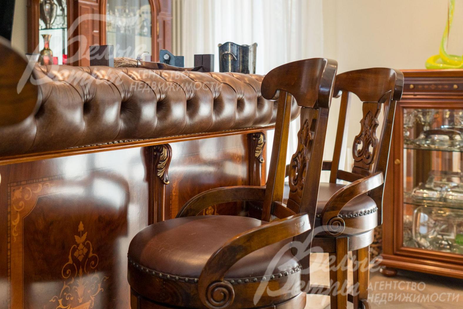 Мебель барной стойки выполнена из массива дерева и кожи 