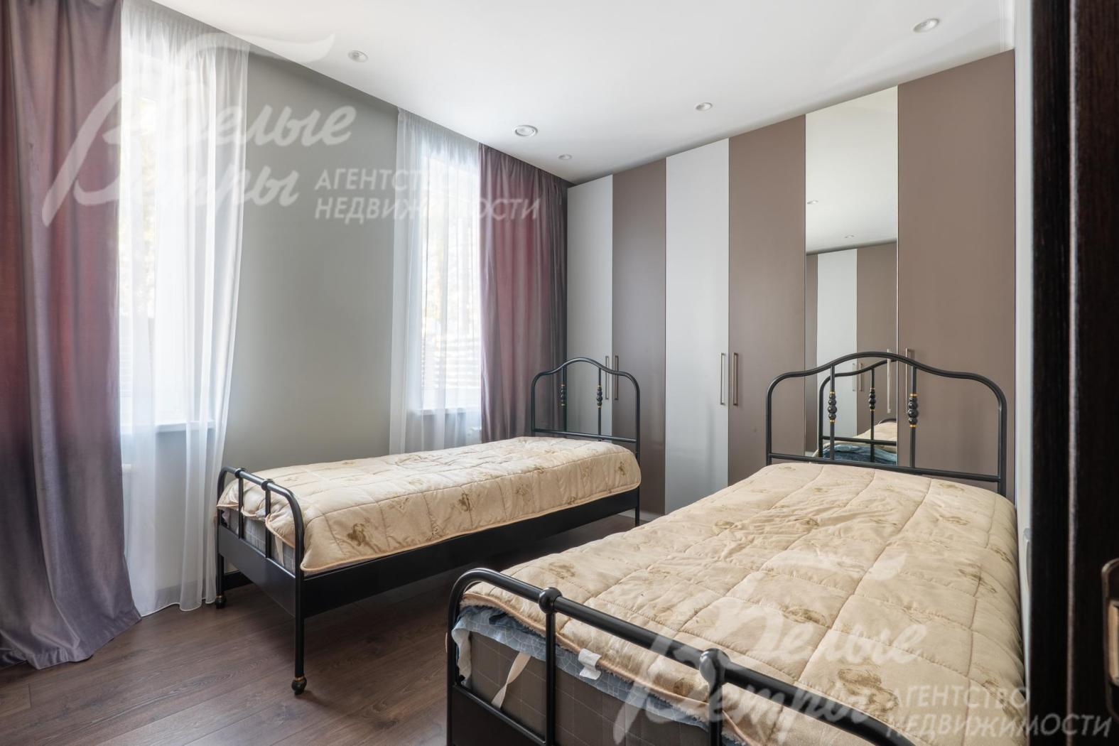 Одна из спален на первом этаже. Стены окрашены, на полу - немецкий ламинат высокого класса