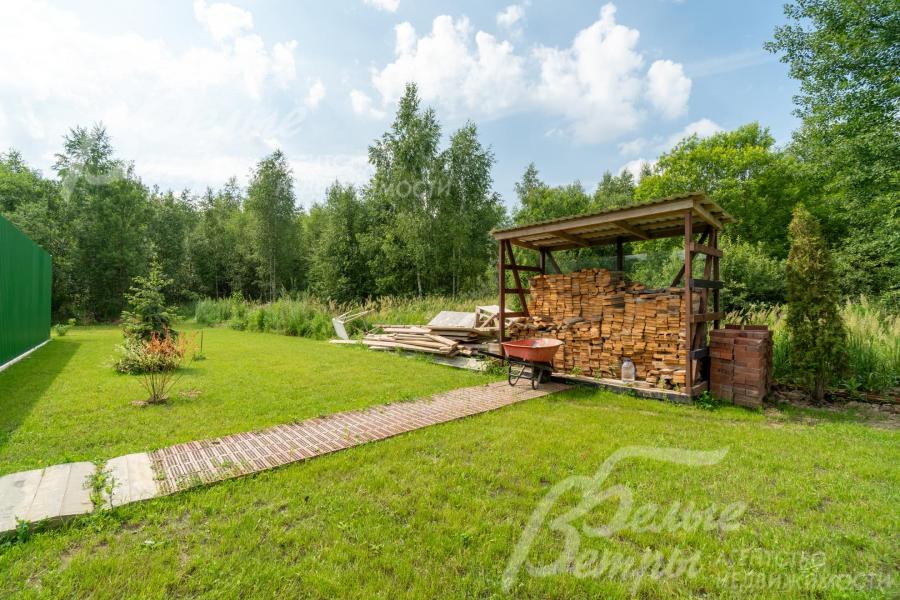 На участке есть дровница. На территории можно возвести беседку или построить зону барбекю