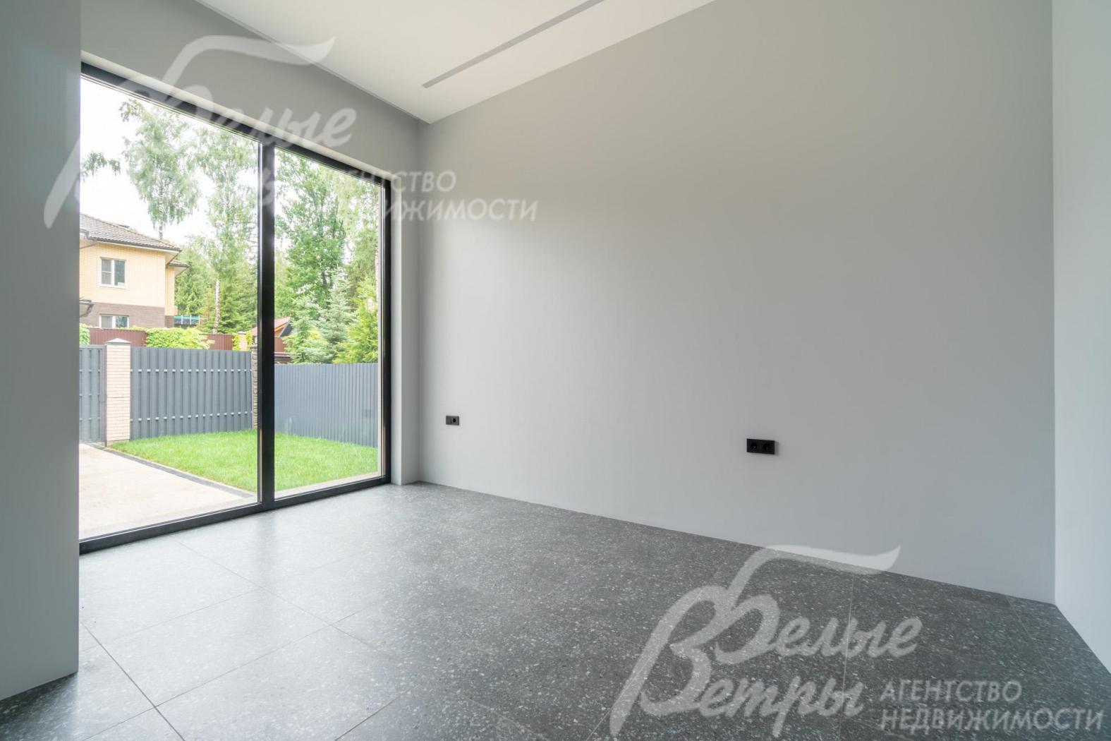 Вид из просторной гостиной-столовой на участок 