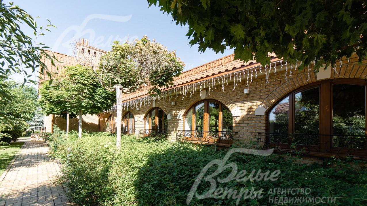 На участке высажено более 1000 декоративных деревьев и кустарников 