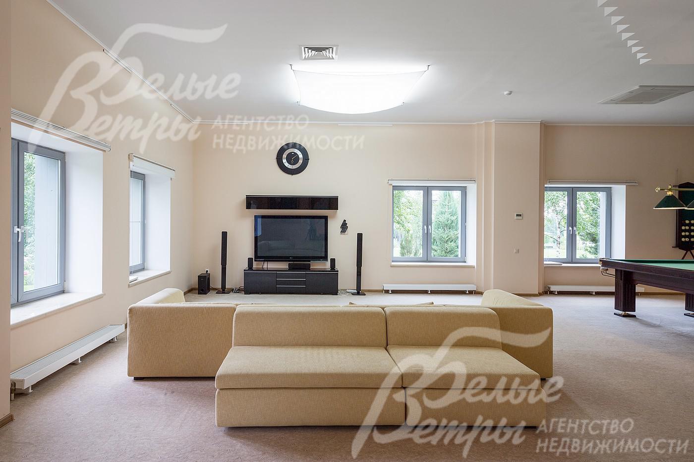 Просторное лобби в клубном доме