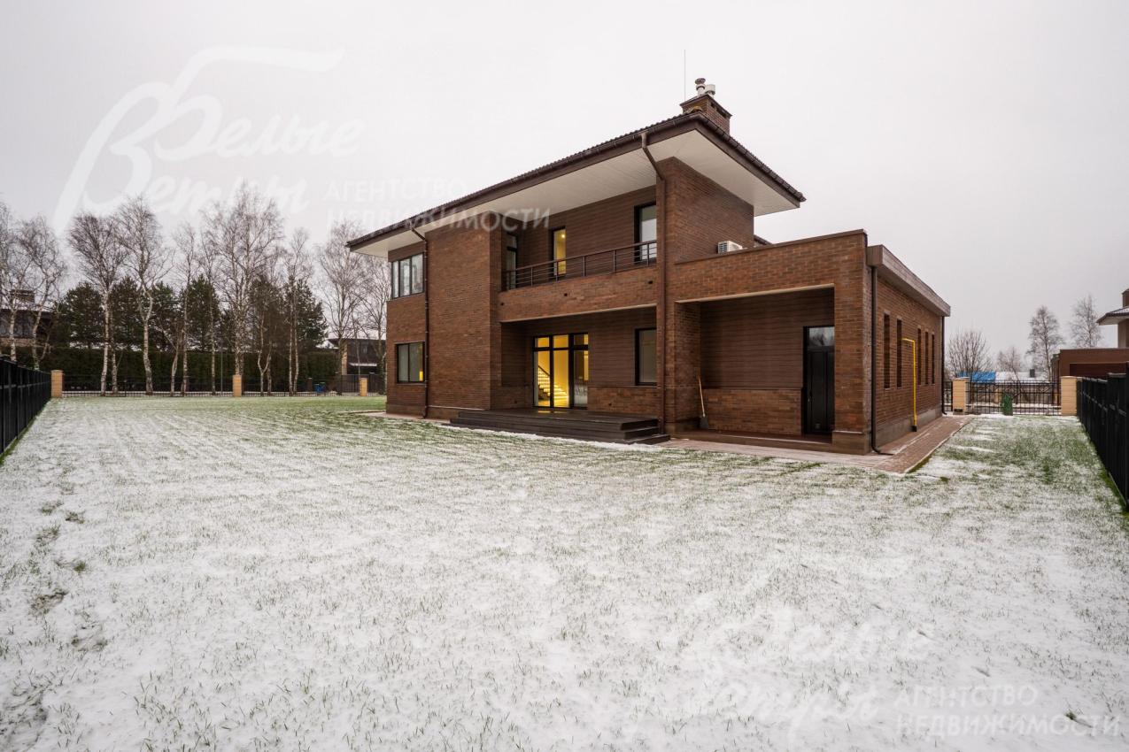 Вид на дом со стороны участка