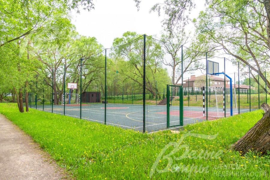 Огороженная спортивная площадка с твёрдым покрытием в поселке