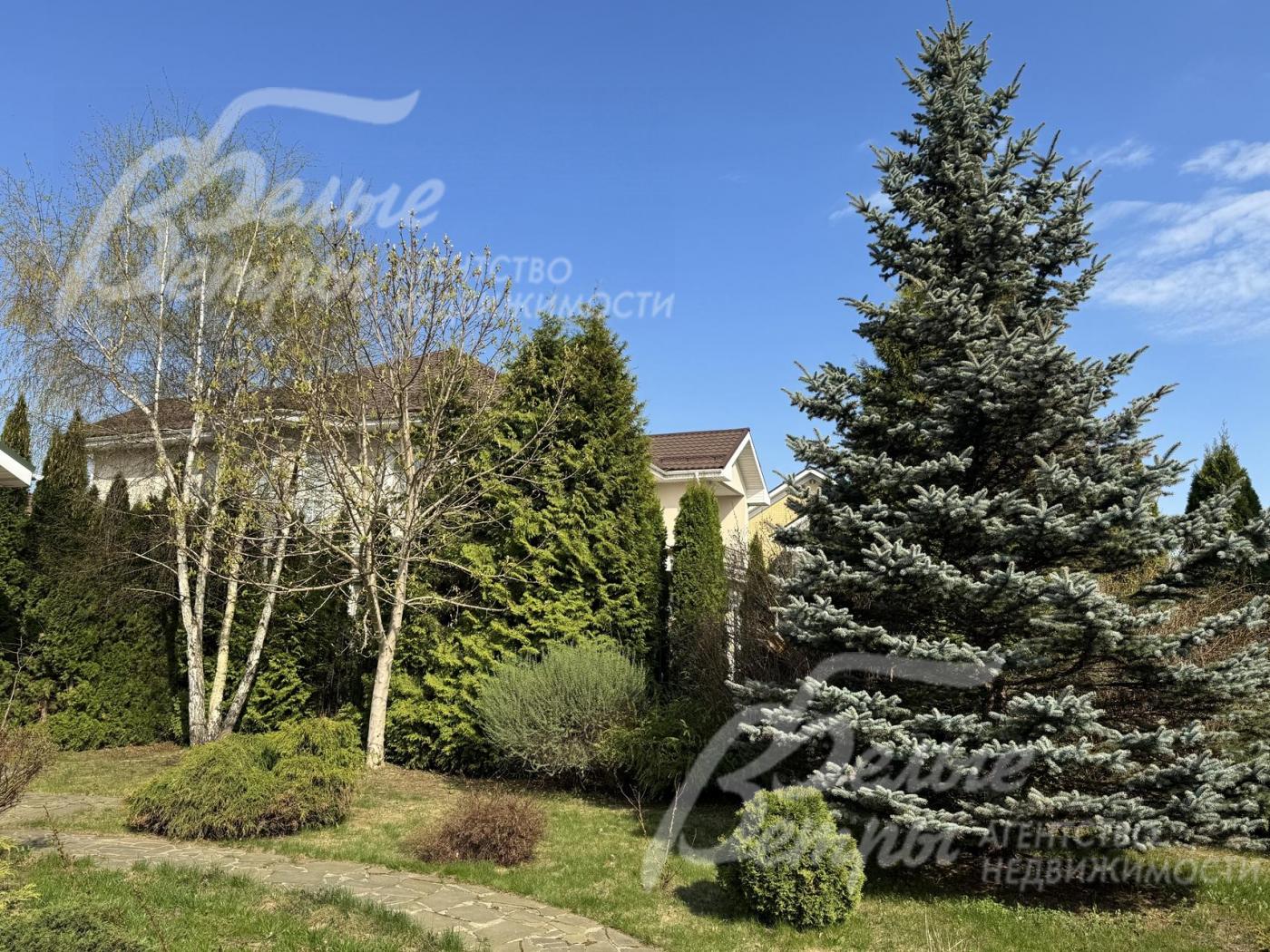 В ландшафтном дизайне - сочетание лесного и паркового стилей