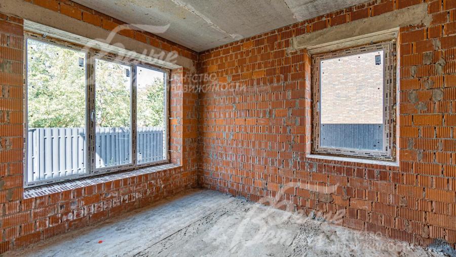 В доме 4 спальни и один кабинет