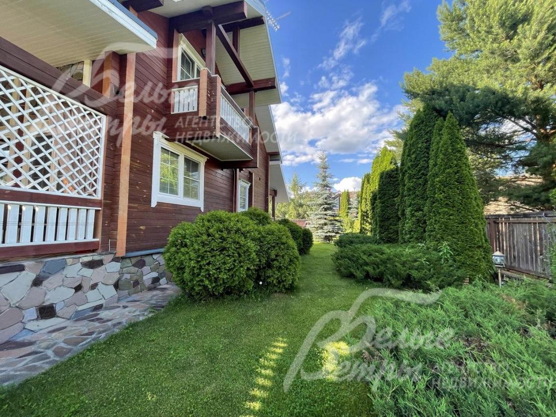 Облагороженный участок со множеством растений