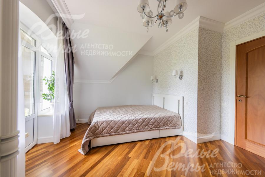 Спальня с выходом на балкон