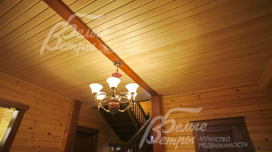 Потолки отделаны евровагонкой из липы