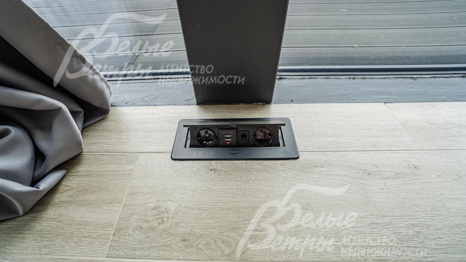 В доме высокоскоростной интернет, телефония, кабельное телевидение.