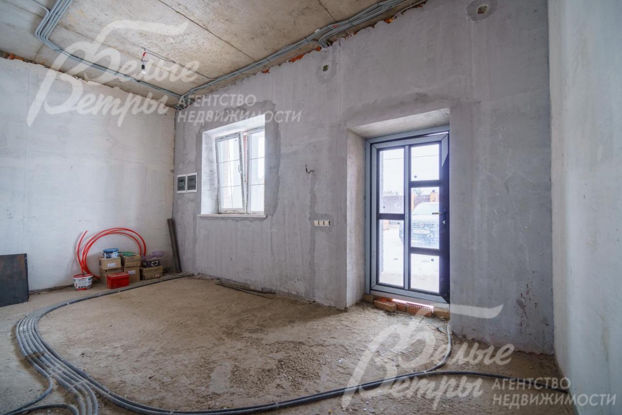 Стеклопакеты ПВХ двухкамерные, ламинированные под темное дерево со стороны улицы с золотой оконной раскладкой