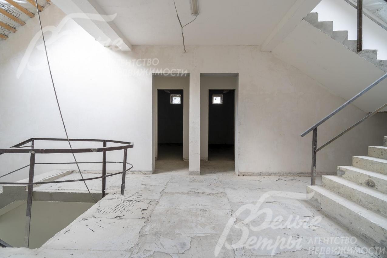 Холл 2-го этажа: дверные проёмы ведут в спальные блоки с тамбурами и санузлами