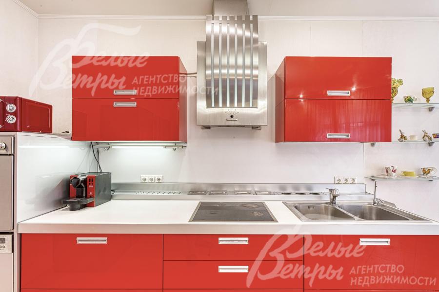 В комплектацию кухни входит полный набор бытовой техники