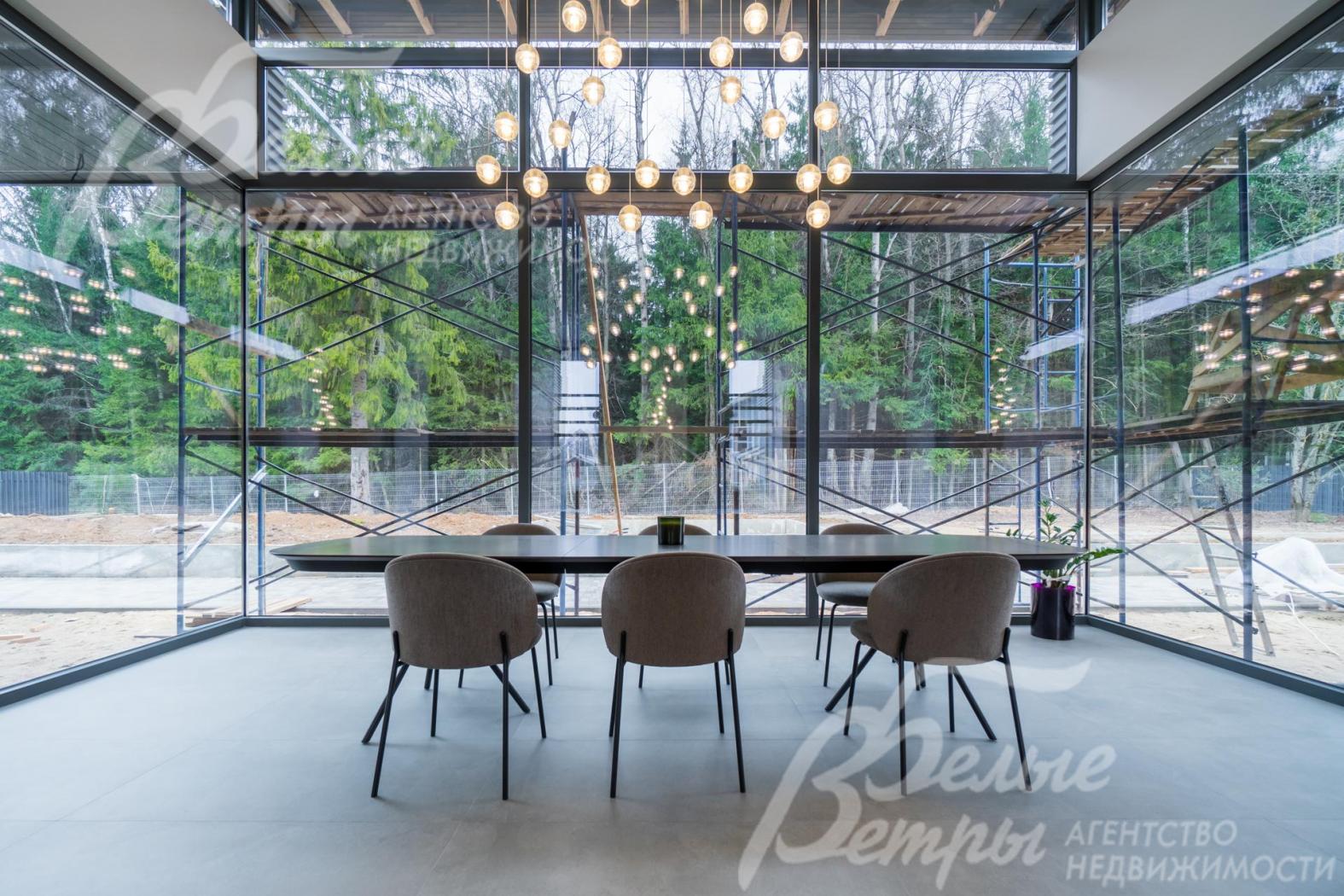 Столовая группа у панорамного окна с видом на лес