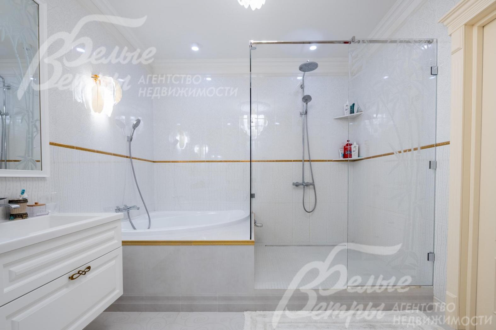 В санузел при мастер-спальне - угловая раковина и душевая, оснащенная терморегуляторами