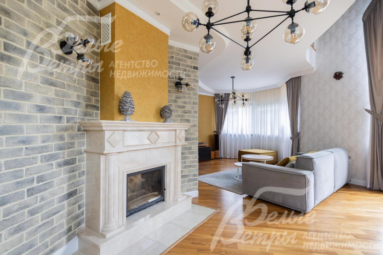 Дровяной камин в гостиной