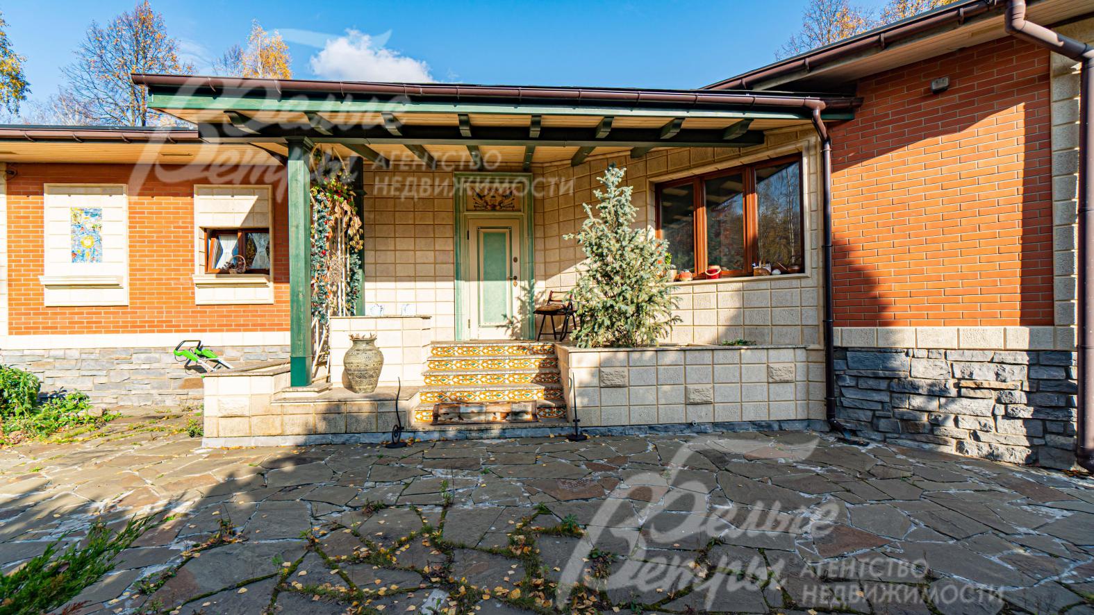 Вход в первую часть дома