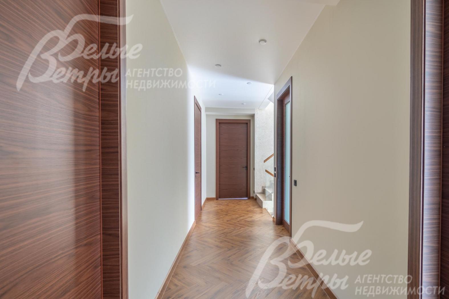 Холл второго этажа в сдержанных и уютных оттенках