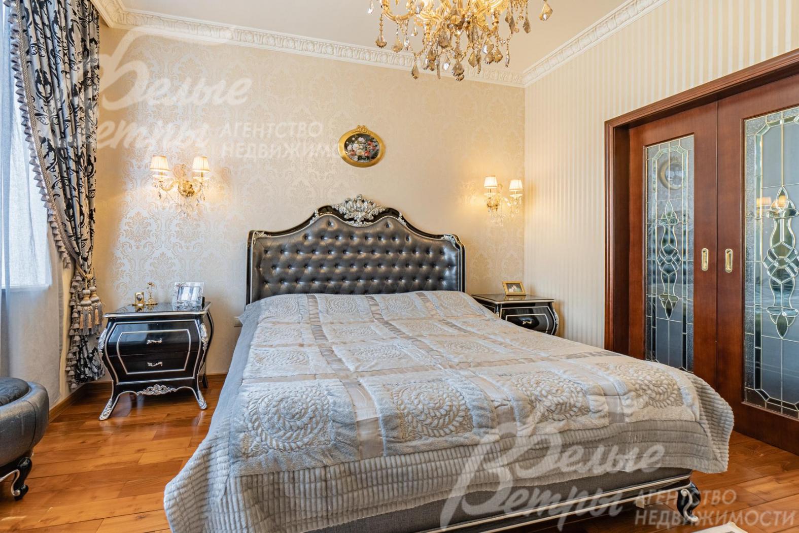 В мастер-спальне своя гардеробная и роскошный спальный гарнитур