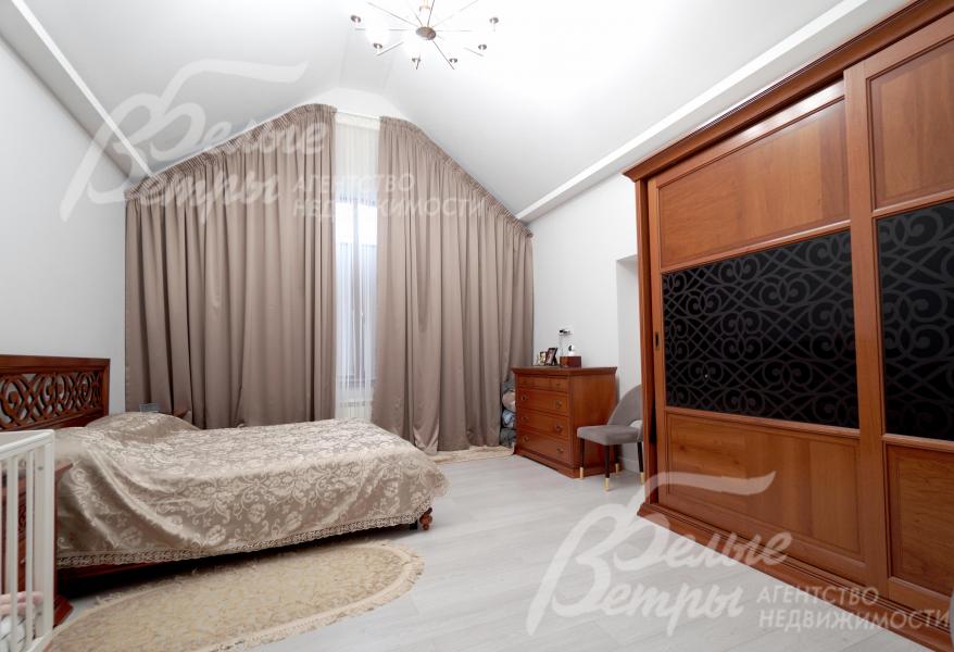 Одна из спален на 2-м этаже со спальным гарнитуром и вместительным шкафом