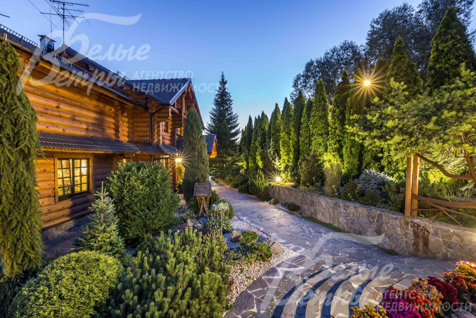 Перед главным входом в Основной дом - коллекция хвойных растений