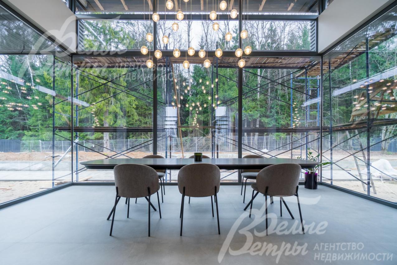 Столовая группа у панорамного окна с видом на лес