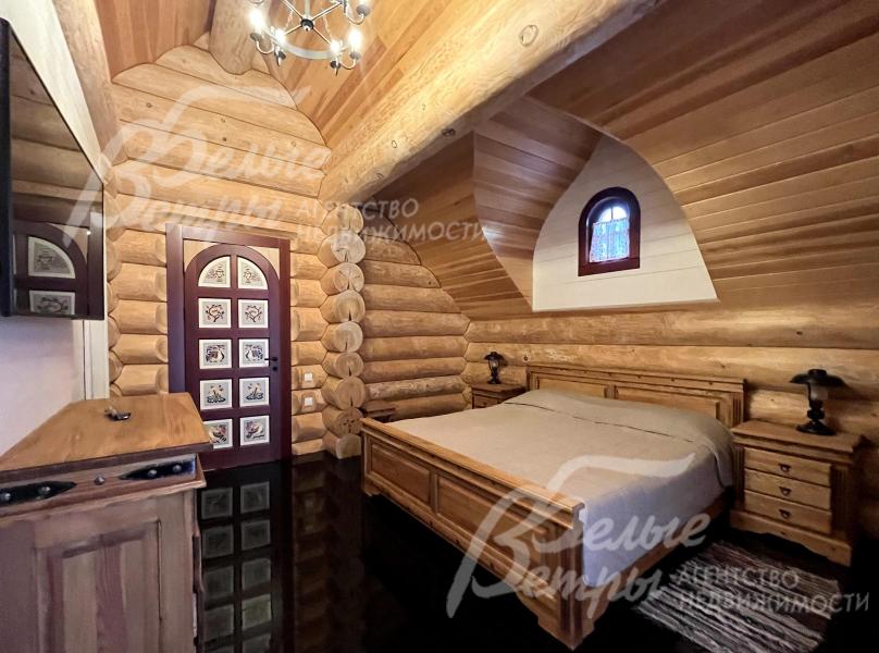 В спальнях - мебель ручной работы из массива сосны, установлены телевизоры