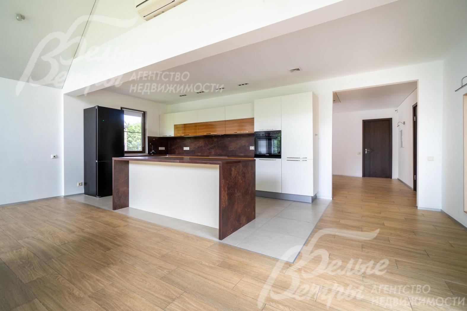 Теплые полы отделаны керамогранитом и инженерной доской.