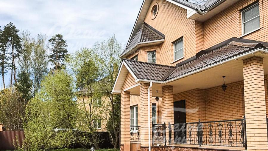 Кровля из металлочерепицы. Дом облицован кирпичом