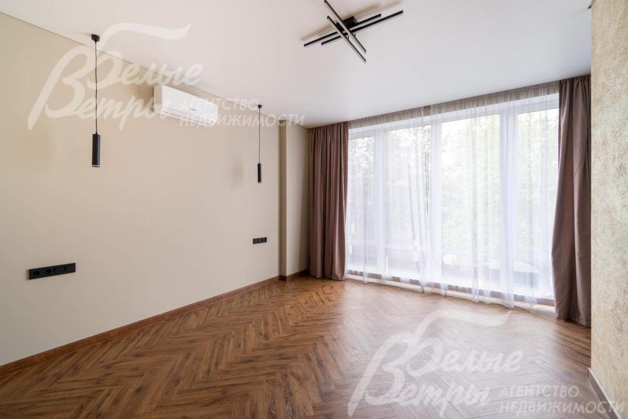 Спальня с большим панорамным окном