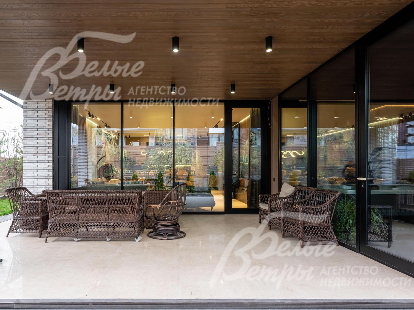 Уютная крытая терраса с освещением