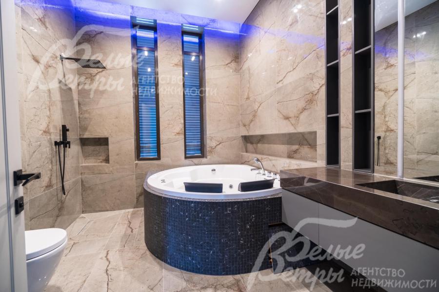 Круглая ванна-джакузи в санузле 2-го этажа