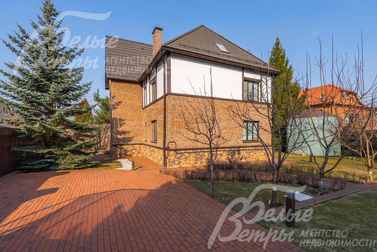 парковка и все дорожки вымощены красивой брусчаткой