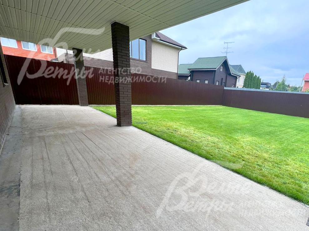 Выход с крытой террасы на участок