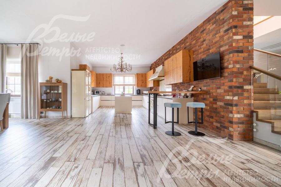 На полу в зоне кухни, столовой и гостиной - премиальный керамогранит с имитацией некрашеной состаренной доски