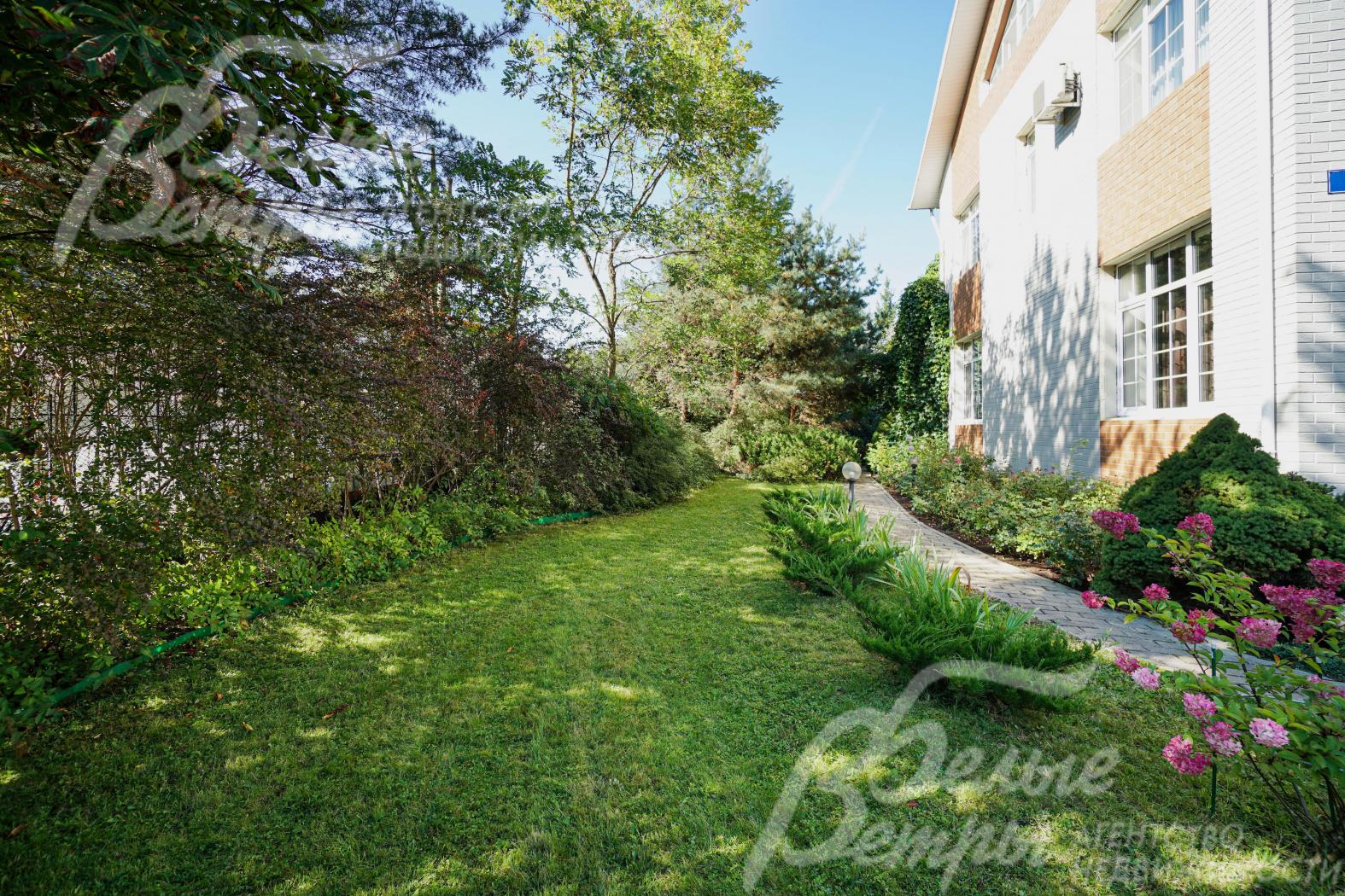 На участке есть система уличного освещения. Высаженные розы - неукрывные