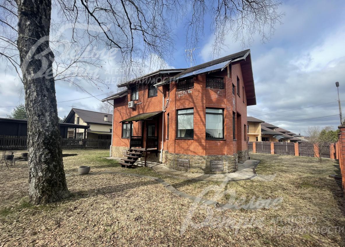 Вид на дом со стороны участка